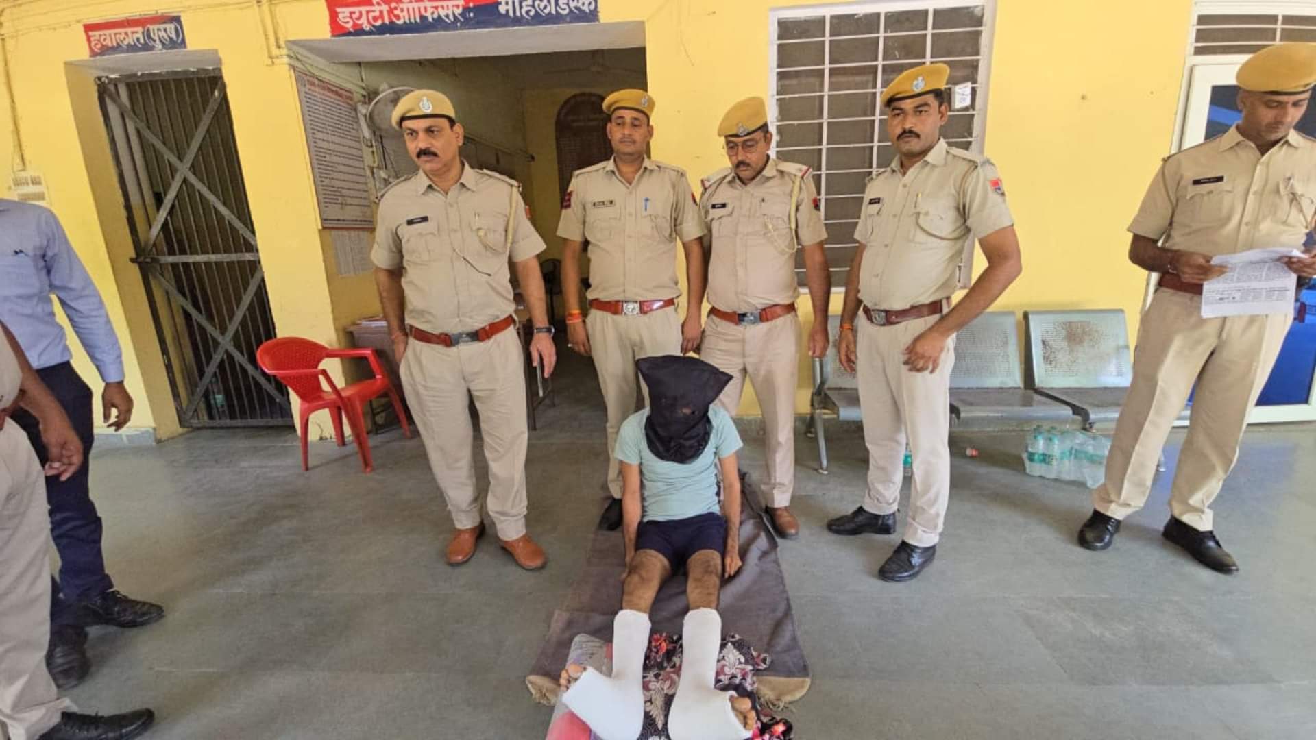 पुलिस की गिरफ्त में आरोपी