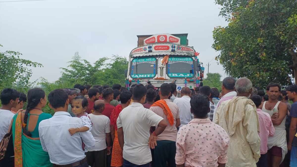 sand-laden truck crushed a biker in Patna; villagers blocked the road and created a ruckus.