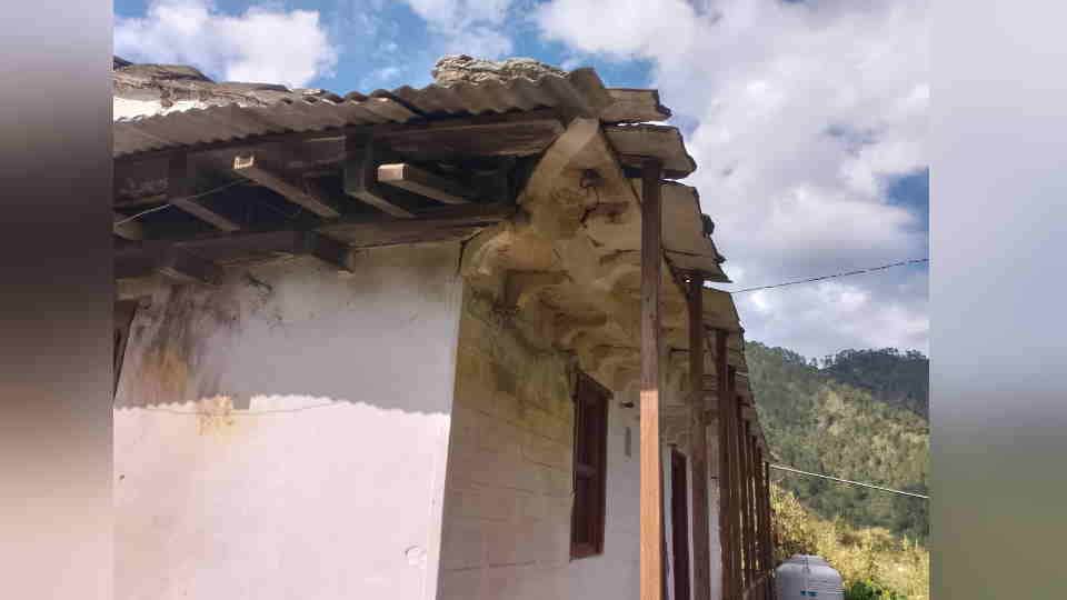 मकान पर गिरी बिजली।
