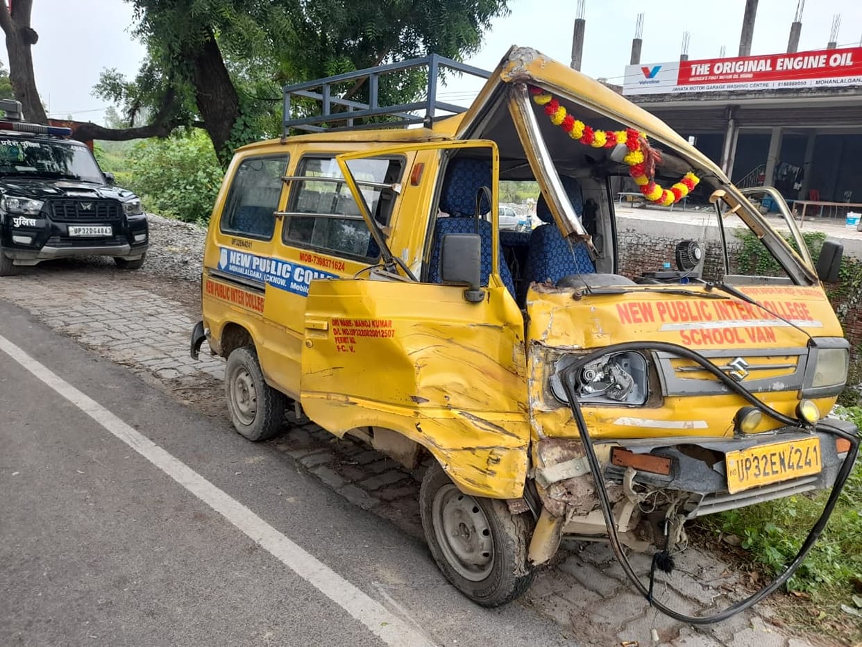 Mohanlaganj: School van and DCM collide, two children and driver injured