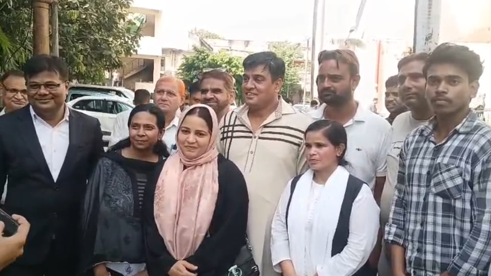Kanpur: Irfan arrived in court with his wife for the hearing of the cases