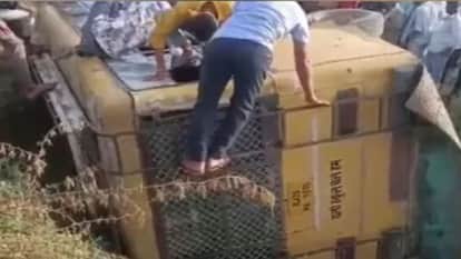 Sawai Madhopur News: School Bus Carrying Children Overturns, 12 Injured, Villagers Block Road in Protest