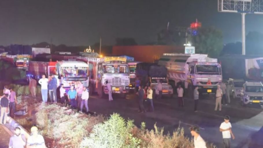 जयपुर में LPG ट्रक में घुसा केमिकल टैंकर, 2 घंटे तक फटे 200 सिलेंडर; 5 गाड़ियां जलीं