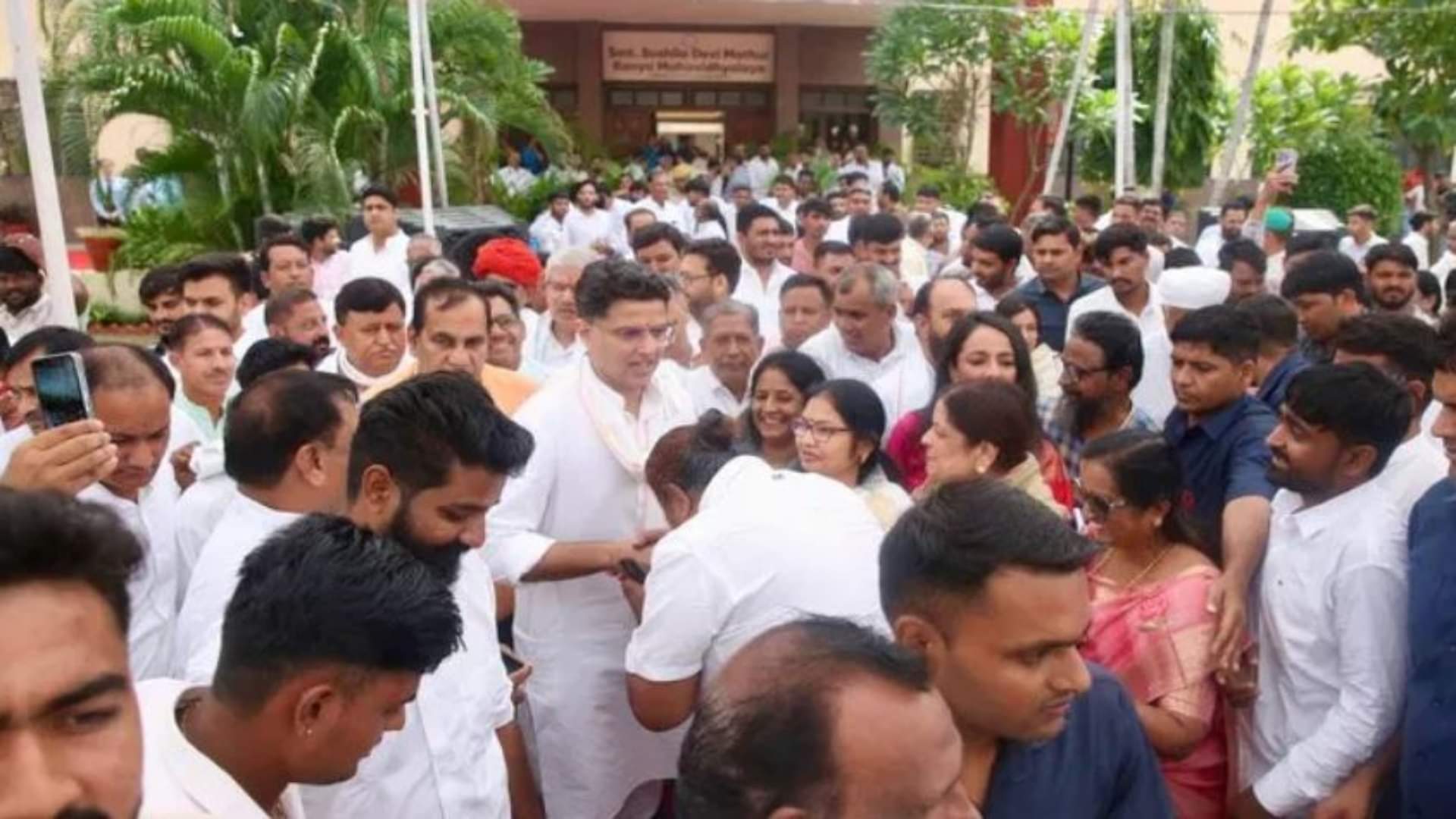 मूर्ति अनावरण समारोह में पहुंचे सचिन पायलट