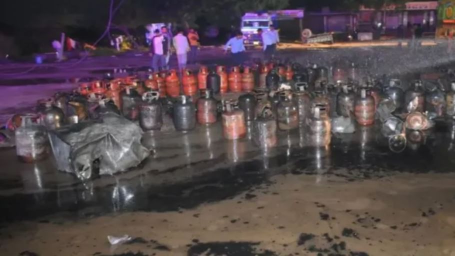 जयपुर में LPG ट्रक में घुसा केमिकल टैंकर, 2 घंटे तक फटे 200 सिलेंडर; 5 गाड़ियां जलीं
