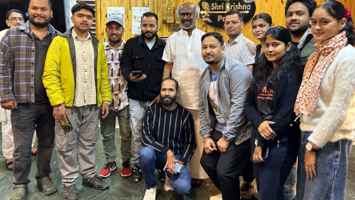 South superstar Rajinikanth reached Karnaprayag and took selfies with his fans After visiting Badrinath
