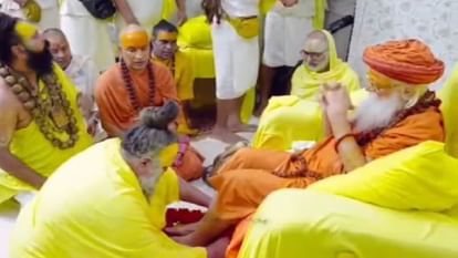 Sant Premanand: 'किडनी खराब फिर भी जीवित...', जानें क्यों संत प्रेमानंद ने गुरु शरणानंद महाराज से कही ये बात Sant Premanand News: Guru Sharananand Maharaj arrived to meet Sant Premanand at Radhe Hit Keli Kunj Ashram i