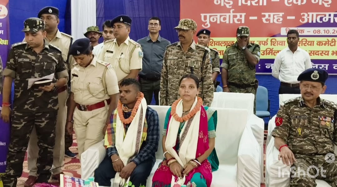 Jharkhand News: Two Naxalites surrender before DIG and DC in Giridih