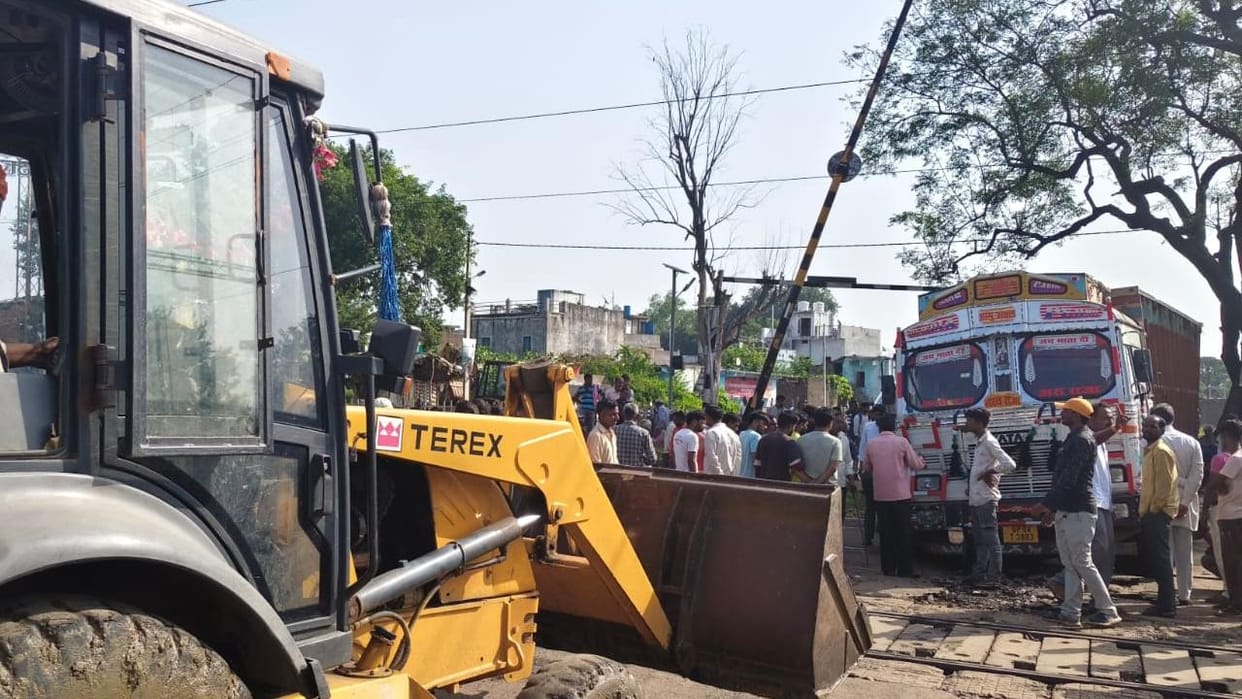 Lalitpur: Truck stuck at crossing, Jhansi-Bhopal route closed for an hour
