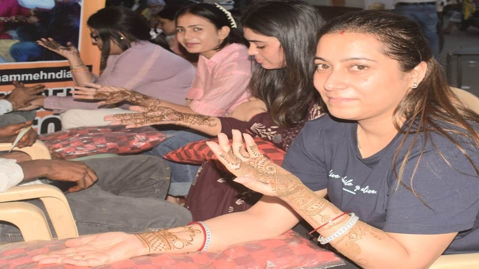 Meerut: Mehndi applied in Sajna's name on hands, married women spread smiles in the city, see pictures