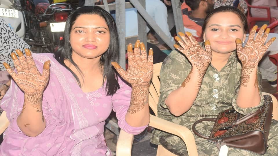 Meerut: Mehndi applied in Sajna's name on hands, married women spread smiles in the city, see pictures