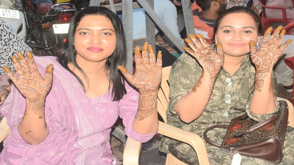 Meerut: Mehndi applied in Sajna's name on hands, married women spread smiles in the city, see pictures