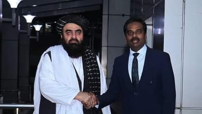 अफगानिस्तान के विदेश मंत्री मावलवी आमिर खान मुत्ताकी का स्वागत करते विदेश मंत्रालय के अधिकारी