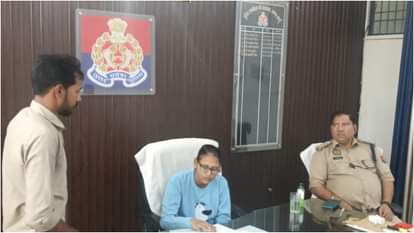 सीओ के तौर पर युवक की शिकायत सुनतीं अनुष्का