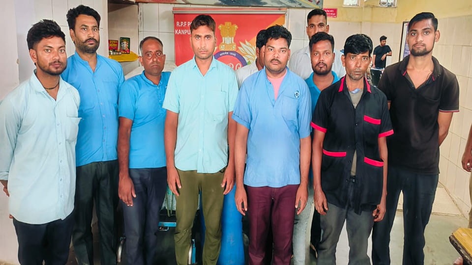 Kanpur: Ten illegal vendors operating a side pantry car in Azimbad were apprehended