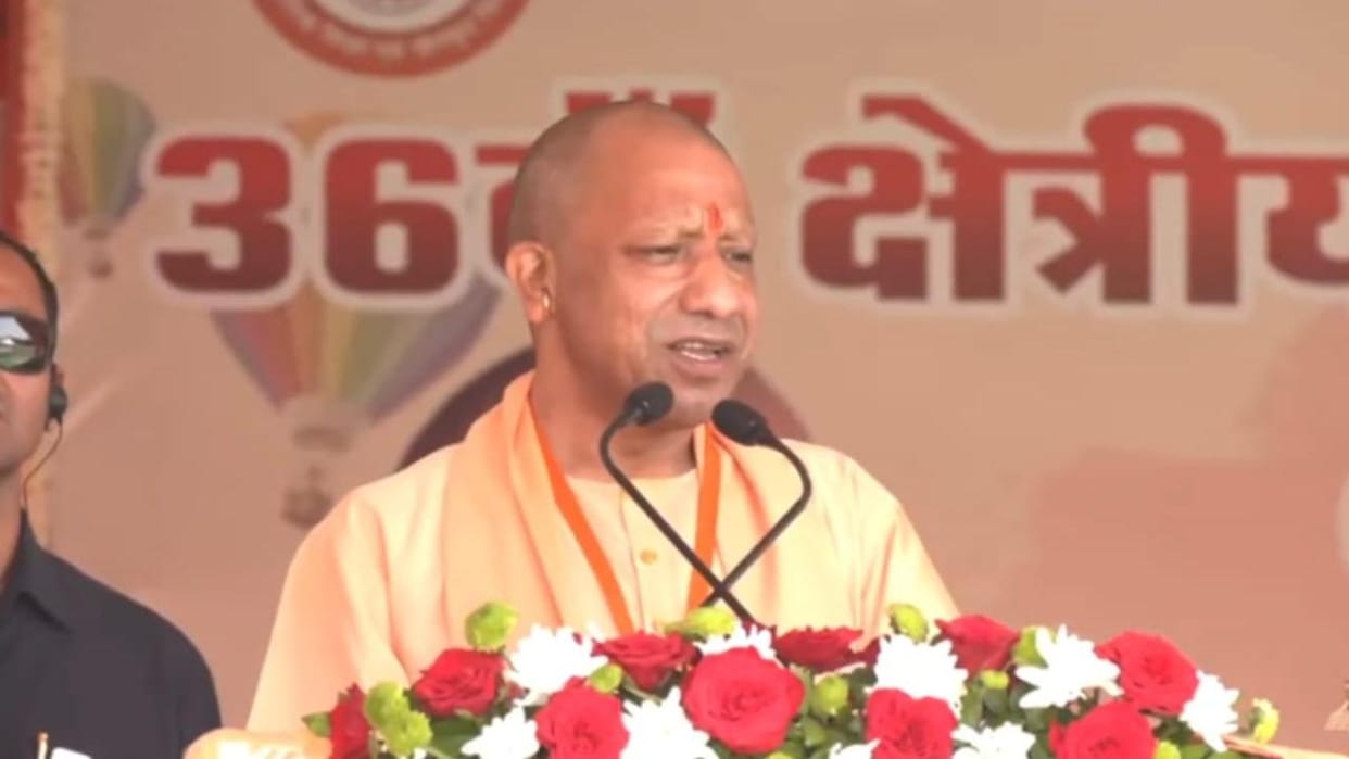 Jhansi: CM Yogi gave the gift of a mini stadium, said – job for good performance in sports