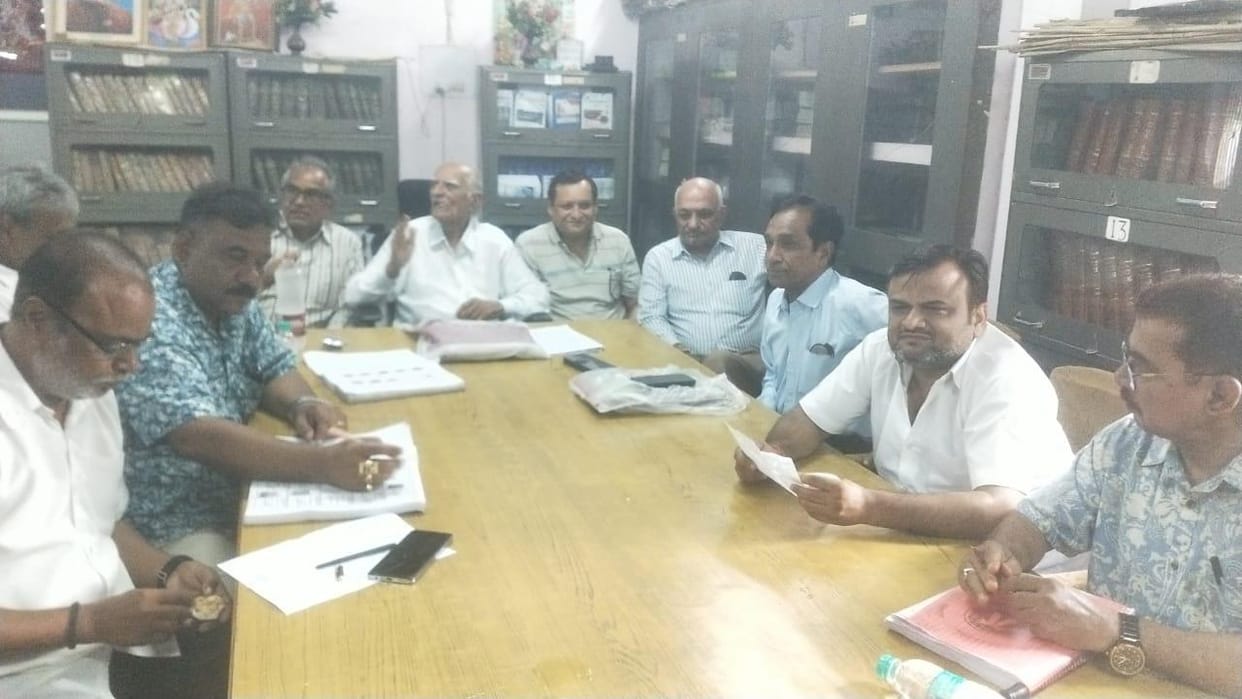 Jhansi: Bar Association elections...Elders and election committee inspected the voter list