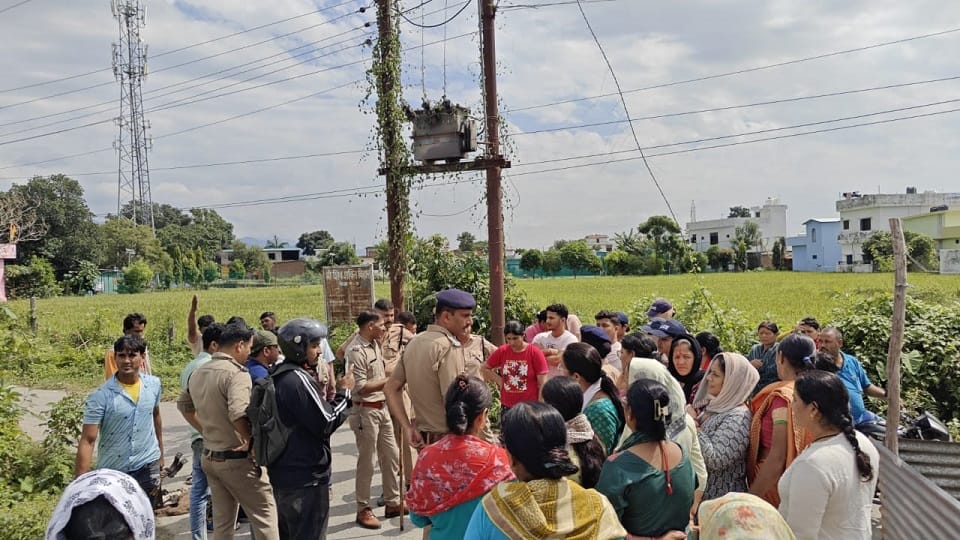 There was a ruckus in Bithoria Haldwani against pulling the wires of the high tension power line