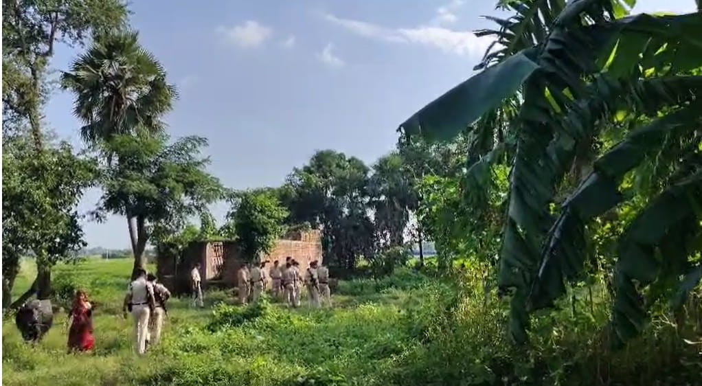 Bihar: Police raid former Mukhiya house in Bihta, several weapons and live cartridges recovered
