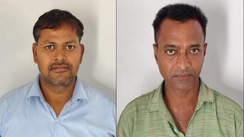 Lekhpal caught taking bribe of Rs ten thousand in etah