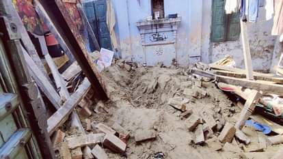 गिरी हुई छत का मलबा