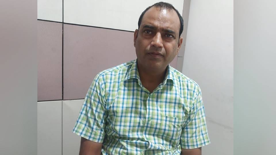 anti-corruption team caught VDO red-handed accepting bribe In Sitapur
