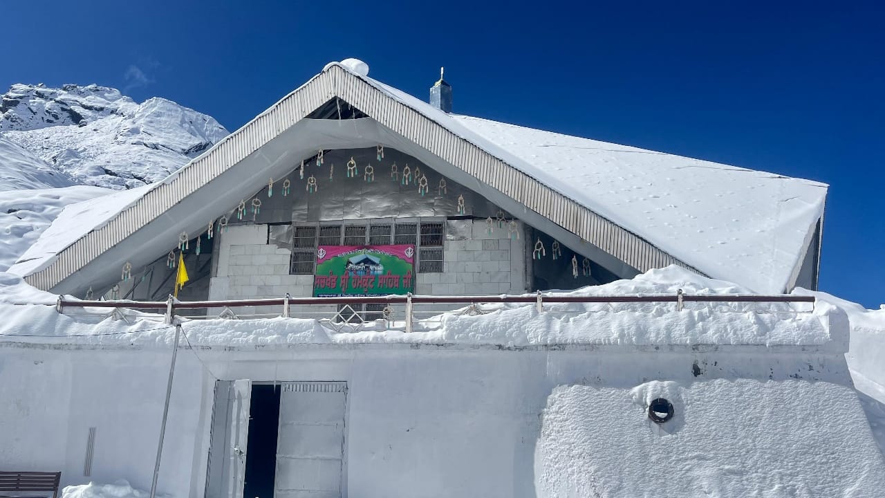Snowfall in Hemkund Sahib doors to be closed tomorrow Watch Photos