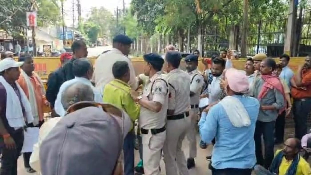 Farmers protest over Medesara Power Grid Tower Project, anger escalates due to lack of compensation in Durg