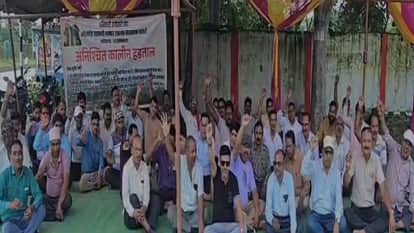 Regular employees of sugar factory started an indefinite strike over three-point demands in Kabirdham