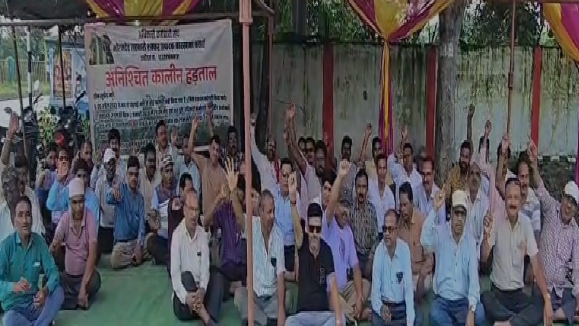 शक्कर कारखाना के बाहर टेंट लगाकर प्रदर्शन कर रहे।
