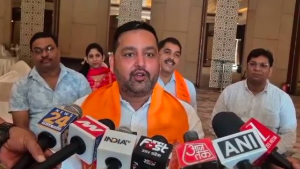 Mayor of England visits Ram Lalla in Ayodhya says will invest 2500 crores in UP