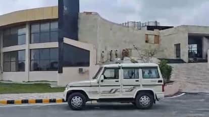 Jhansi: Projects worth Rs 84 crore of the corporation and authority are gathering dust.