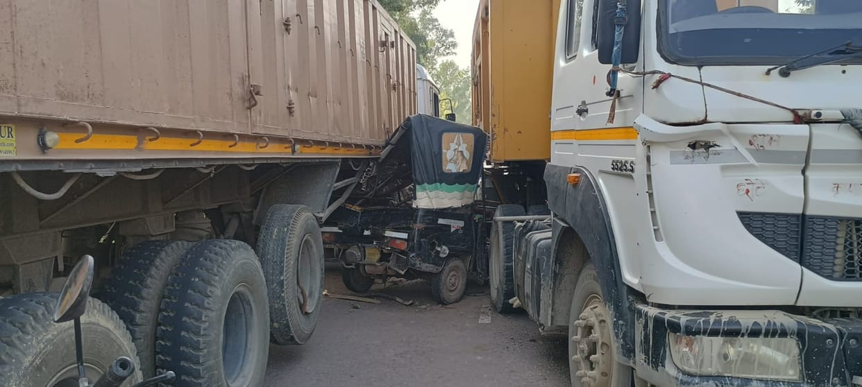 Hamirpur Accident Tragic accident on National Highway auto smashed between two trucks five injured