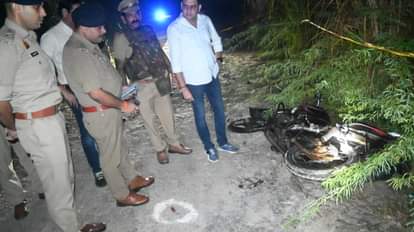 घटनास्थल पर जांच करती पुलिस