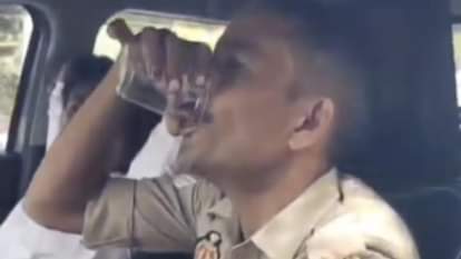 कार में शराब पीता पुलिस कर्मी