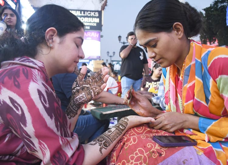 करवाचौथ कल: ब्यूटीपॉर्लर-गिफ्ट की दुकानें रहीं फुल, मेंहदी लगवाने के लिए लगी कतारें; जानिए चांद निकलने का समय