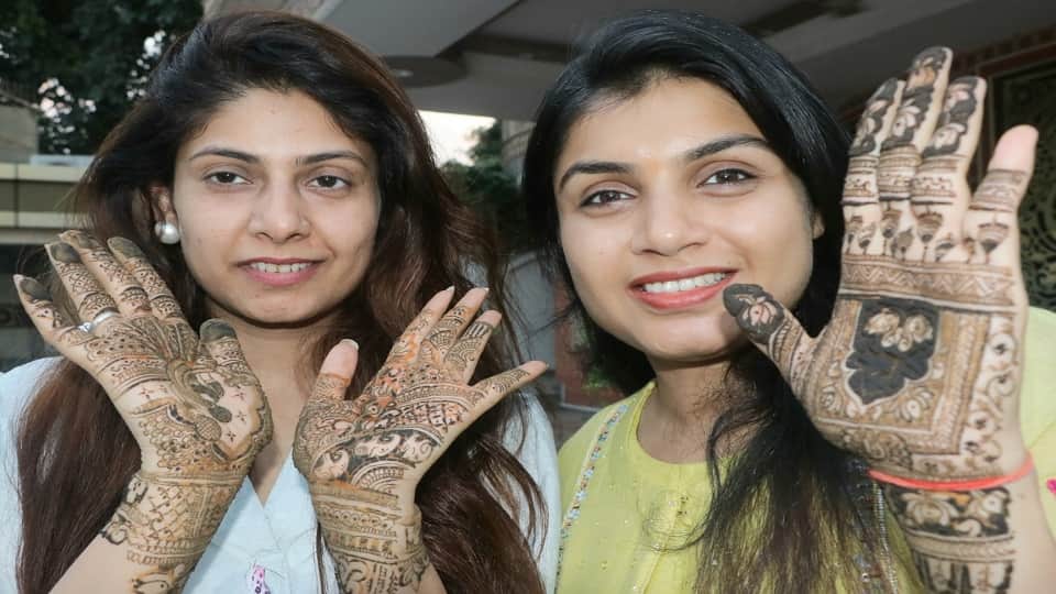 Meerut: Mehndi applied in Sajna's name on hands, married women spread smiles in the city, see pictures