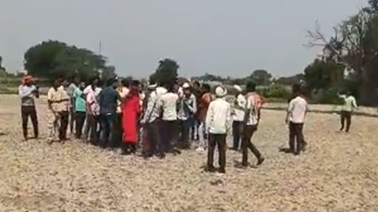 खाद वितरण पर हंगामा: आक्रोशित किसानों ने सचिव को खेत में दौड़ाकर पीटा, पुलिस होने के बावजूद बिगड़ी स्थिति