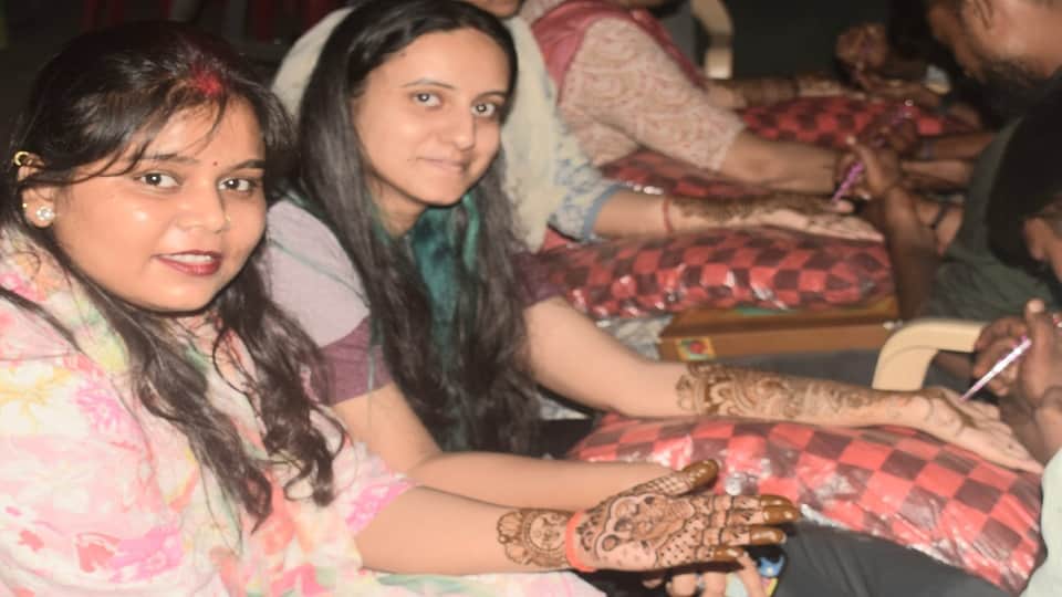Meerut: Mehndi applied in Sajna's name on hands, married women spread smiles in the city, see pictures