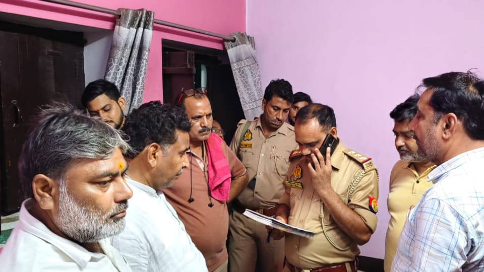 Kannauj: Youths pelted stones at the temple, anger among people, incident captured on CCTV