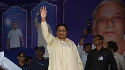 मायावती लोगों का अभिनंदन करती हुईं