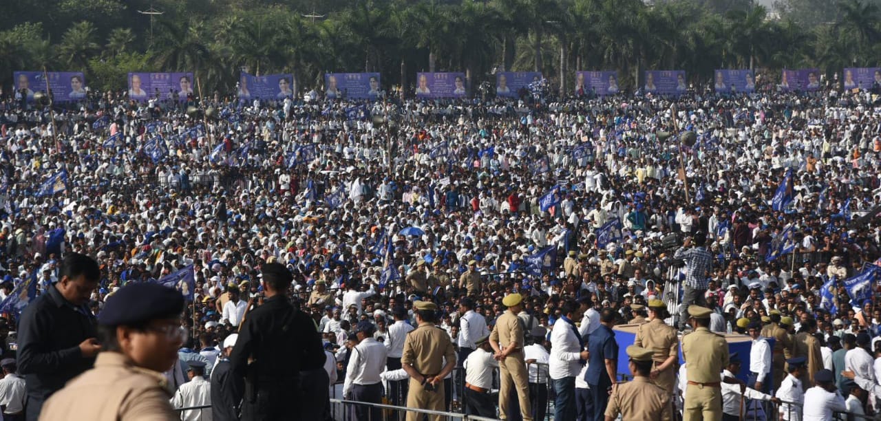 Mayawati criticizes SP and Congress in Lucknow rally.