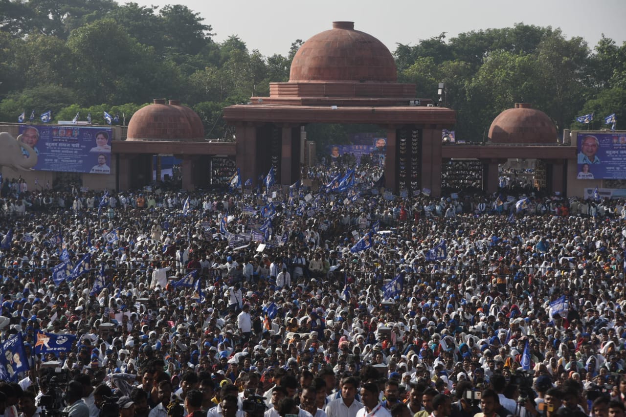 Mayawati criticizes SP and Congress in Lucknow rally.