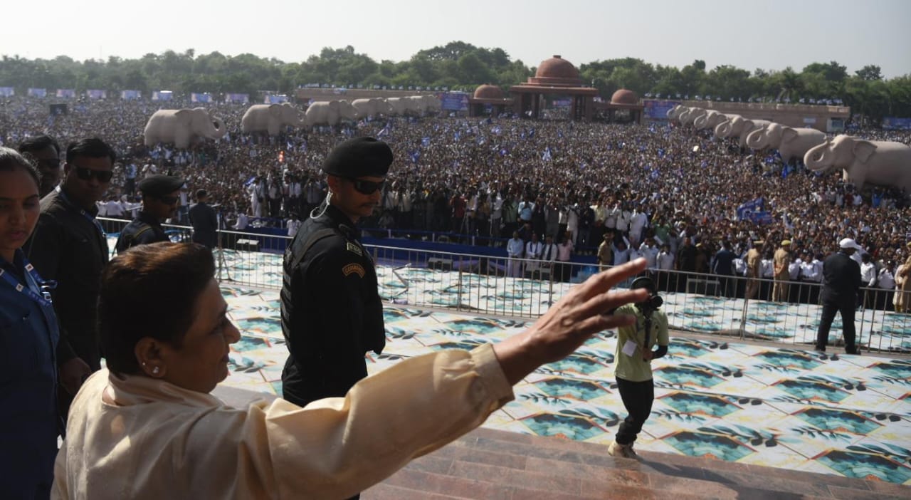 Mayawati criticizes SP and Congress in Lucknow rally.