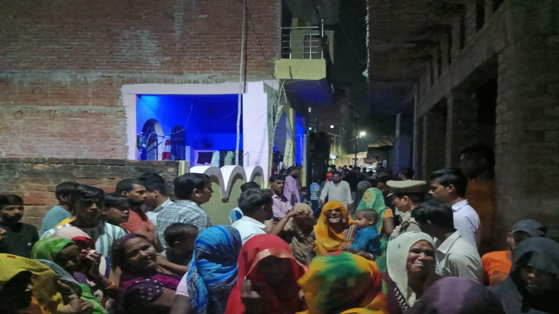 नवविवाहिता की हत्या के बाद मौके पर पहुंची पुलिस।