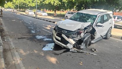 Chandigarh Accident: पेड़ से टकराई फॉर्च्यूनर, गाड़ी के उड़े परखच्चे, एयरबैग खुलने से बची जान, Video Fortuner hits tree airbags open accident in Chandigarh see video