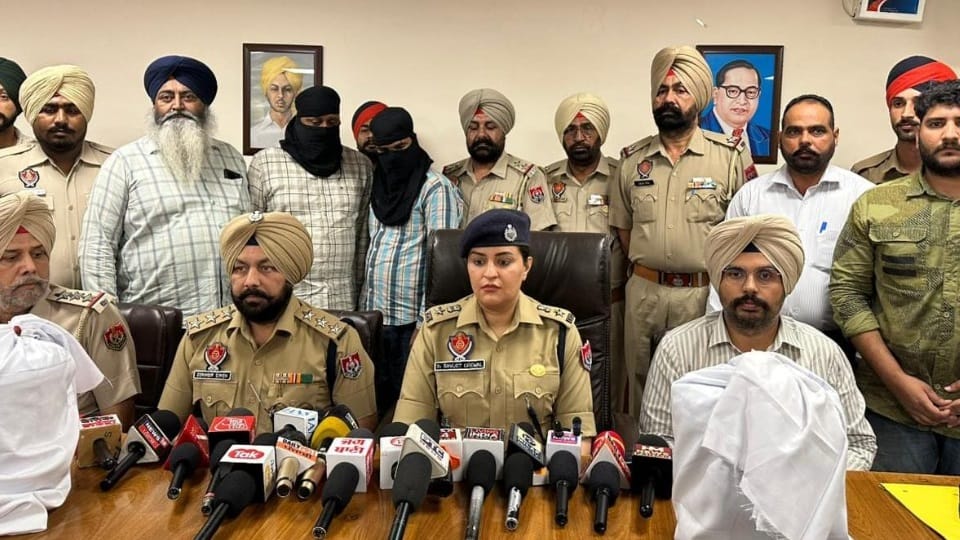 16 kg of heroin recovered from two smugglers travelling in car