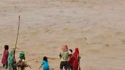 kosi bagmati floods bihar himmat risk wood collection relief