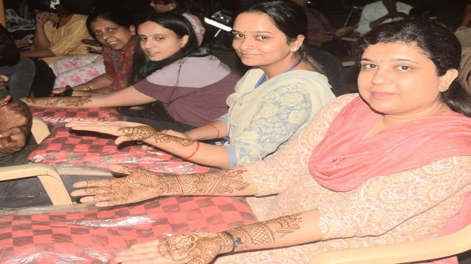 Meerut: Mehndi applied in Sajna's name on hands, married women spread smiles in the city, see pictures