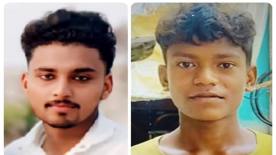 Baghpat: Canter collides heavily with a pickup parked on the roadside, two youths died